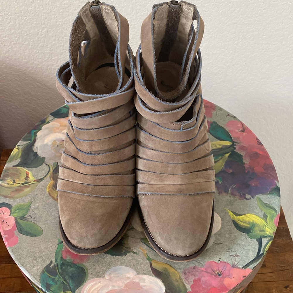 FREE PEOPLE ANKLE BOOTS !